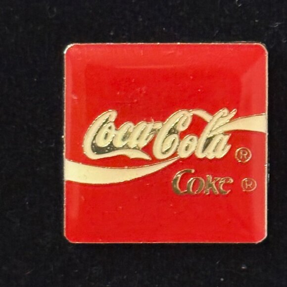 Vintage Coca Cola International Pin Button Pinback Coke Soda Pop English UK - Picture 1 of 2